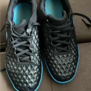 Dynamic Black and Blue Men's indoor soccer shoes size 6-6.5 men’s or 7 youth